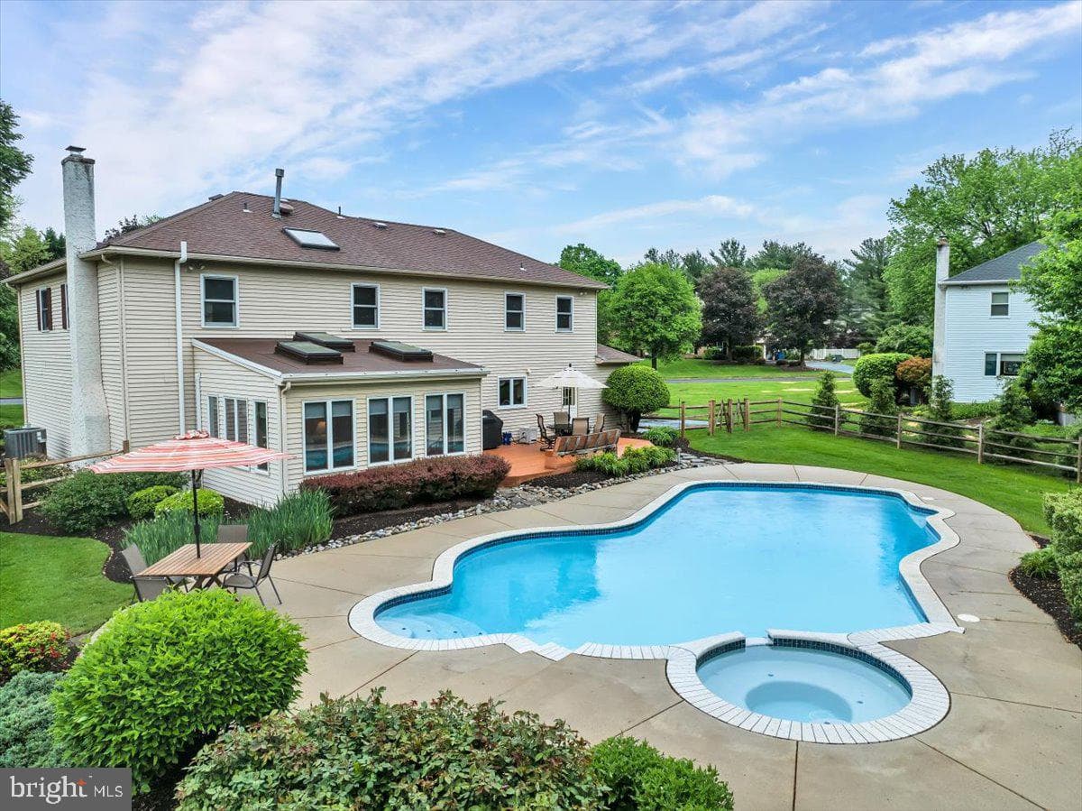 704 Buckley Road photo 6