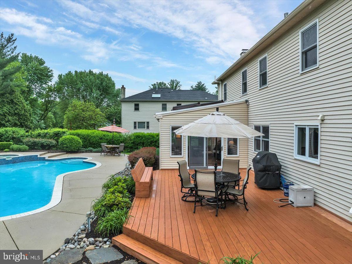 704 Buckley Road photo 8