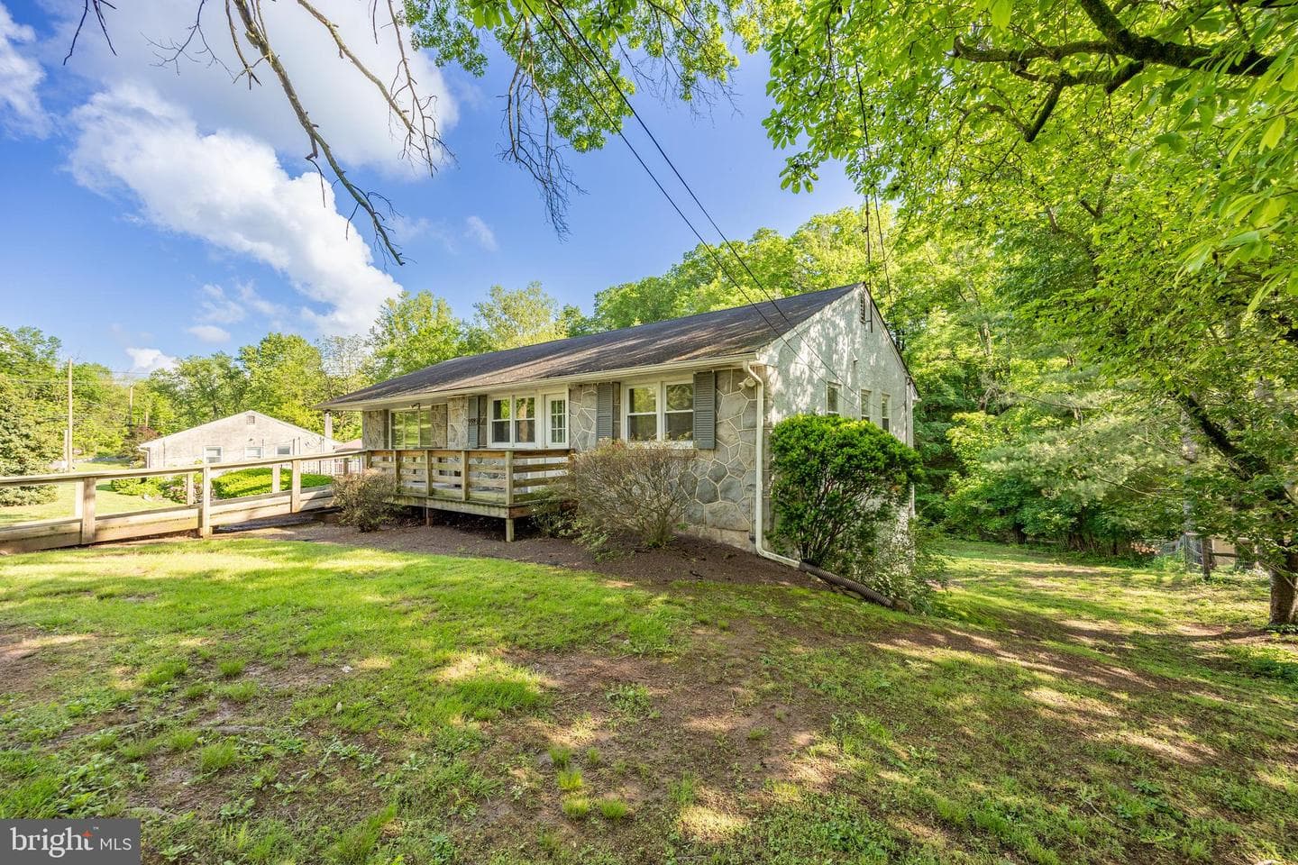 992 E Valley Road photo 3
