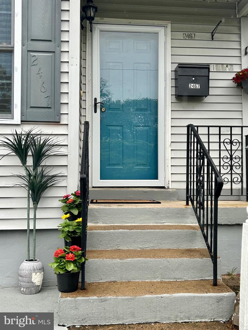 2467 Avondale Avenue photo 4