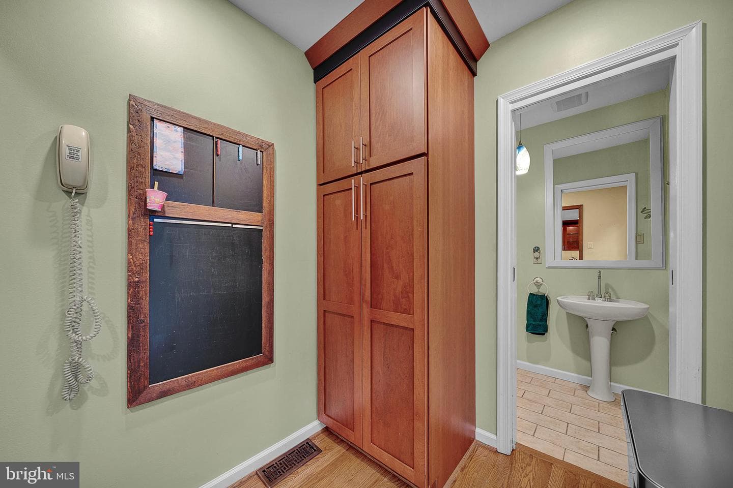 717 Buckley Road photo 12