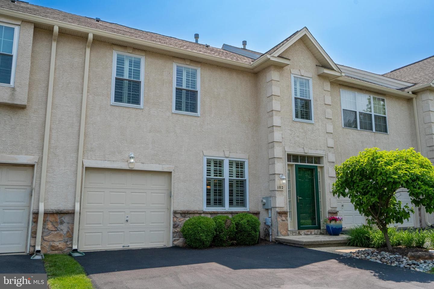 102 Warwick Way photo 4