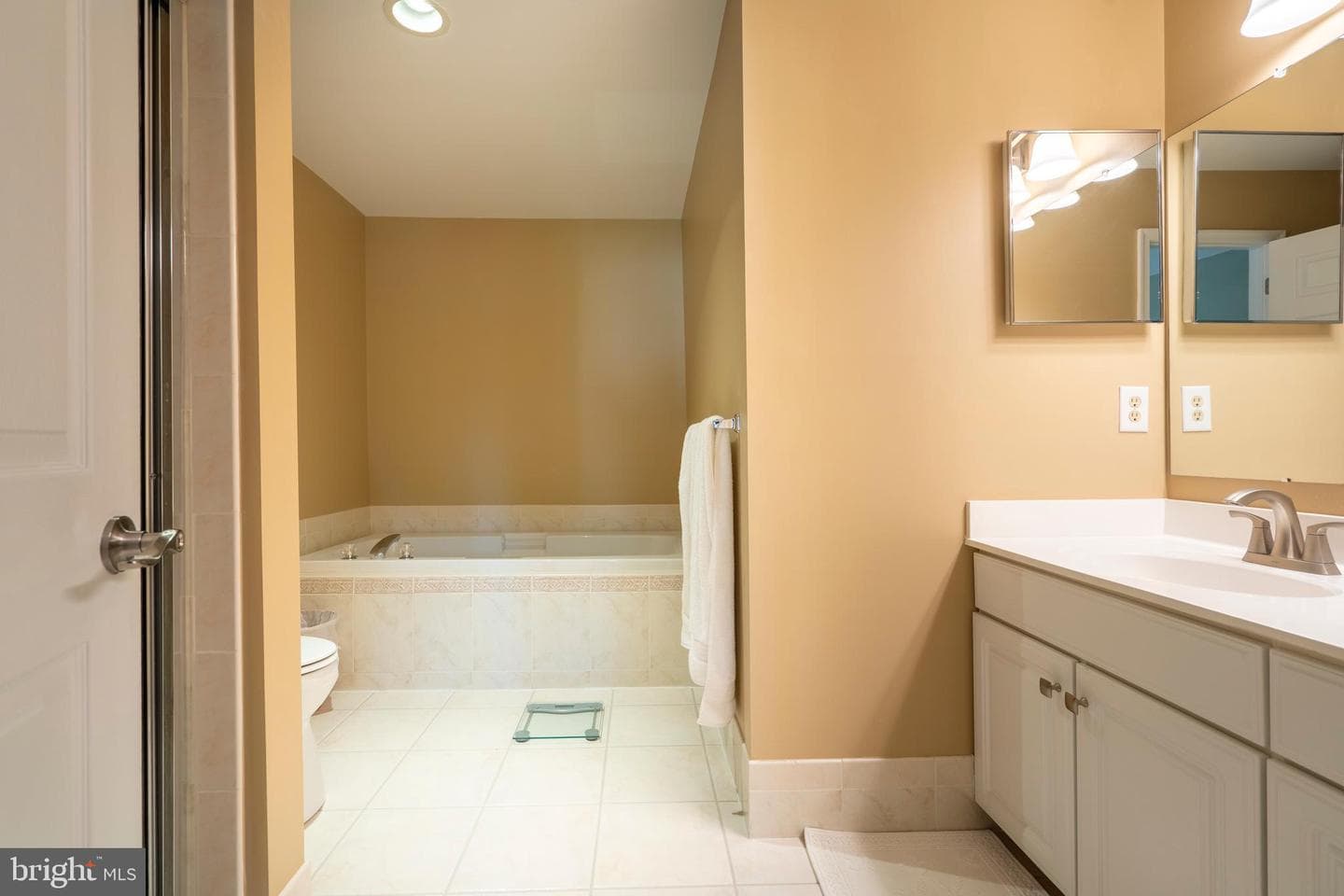 102 Warwick Way photo 40