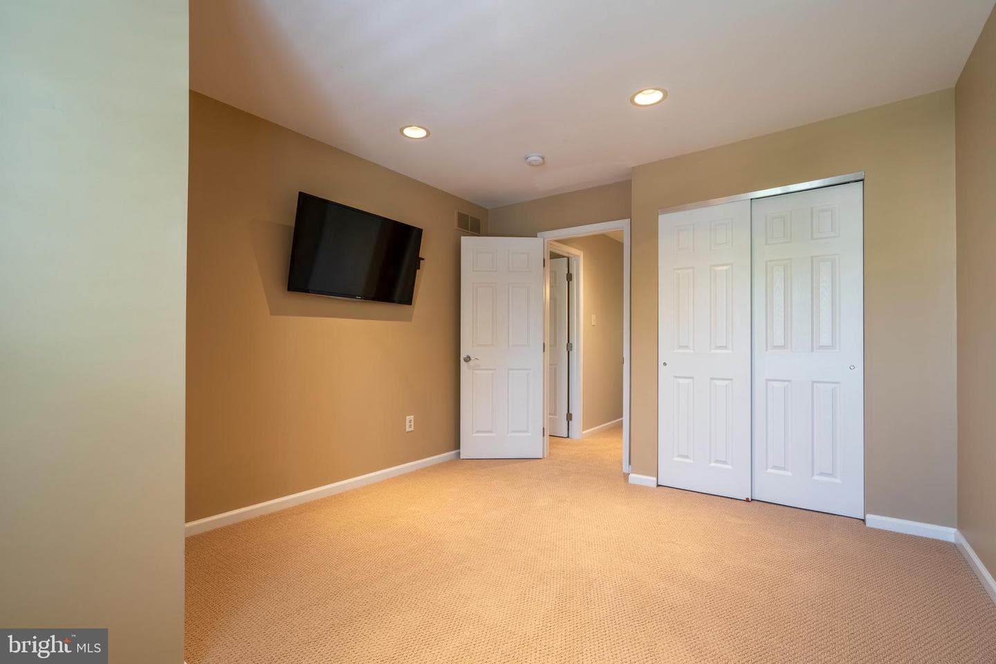102 Warwick Way photo 47