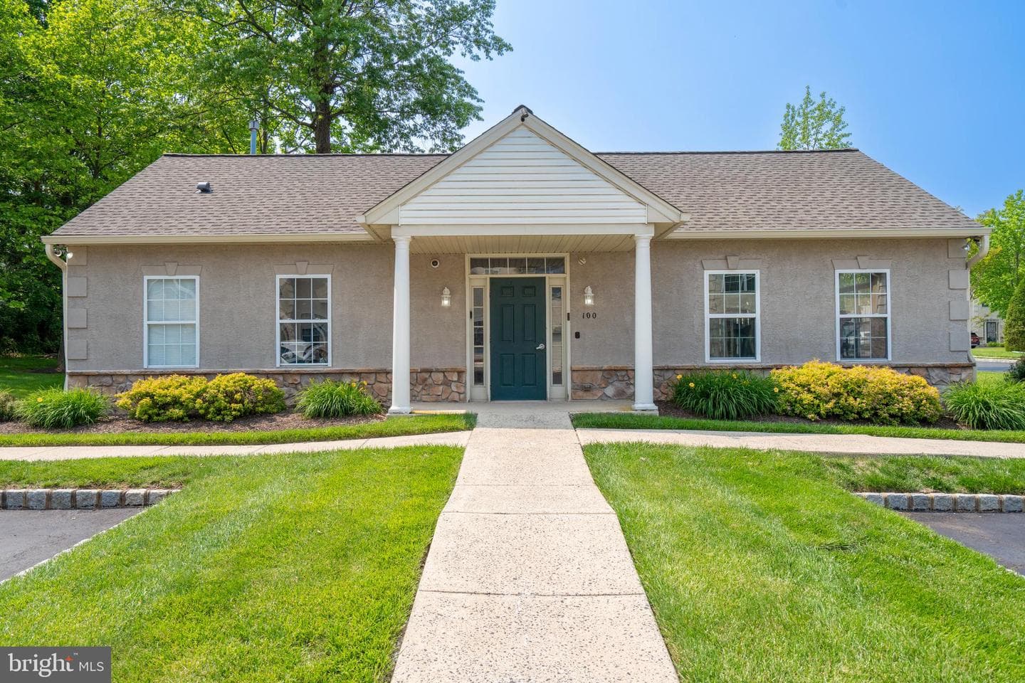 102 Warwick Way photo 52