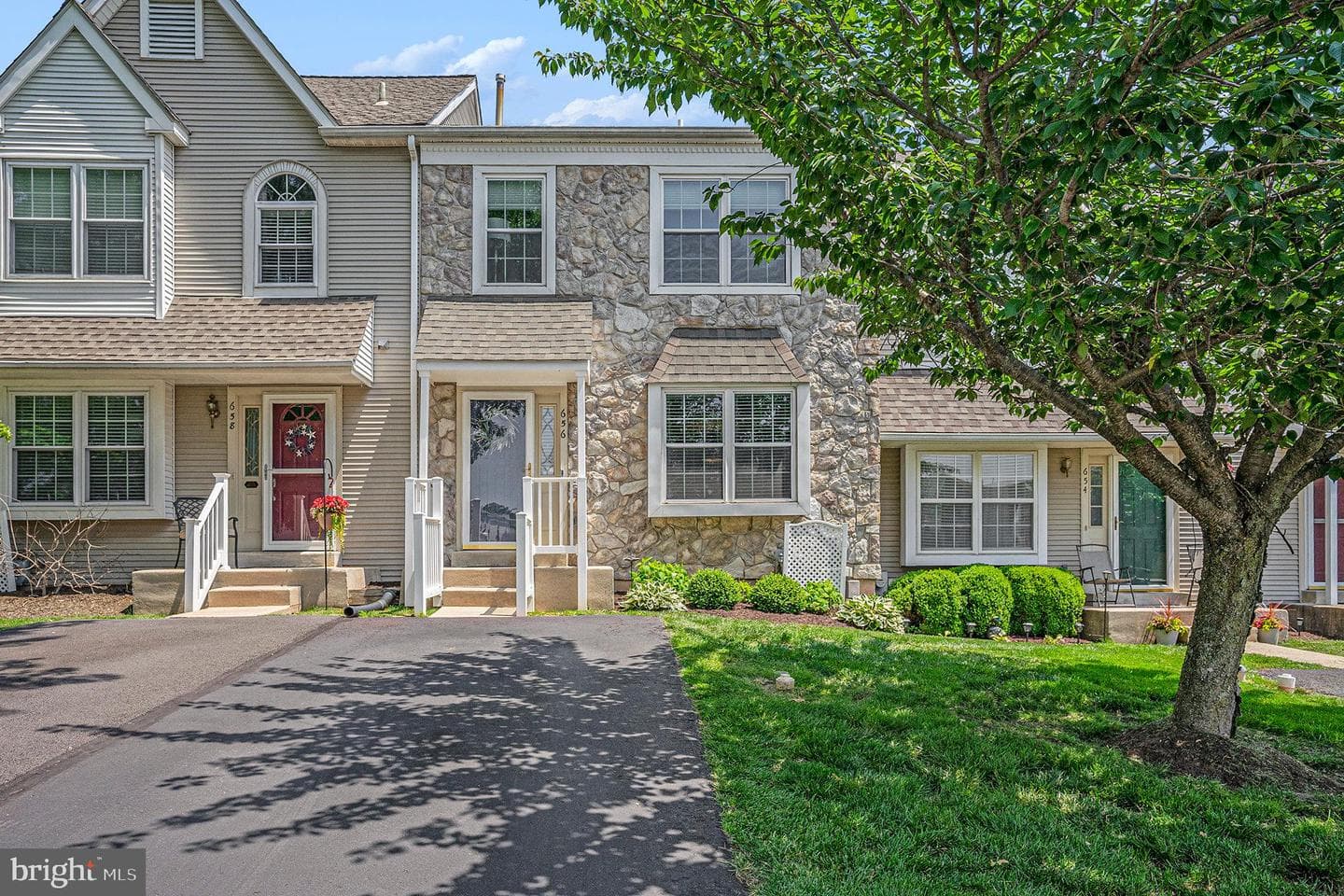 656 Longwood Road photo 2