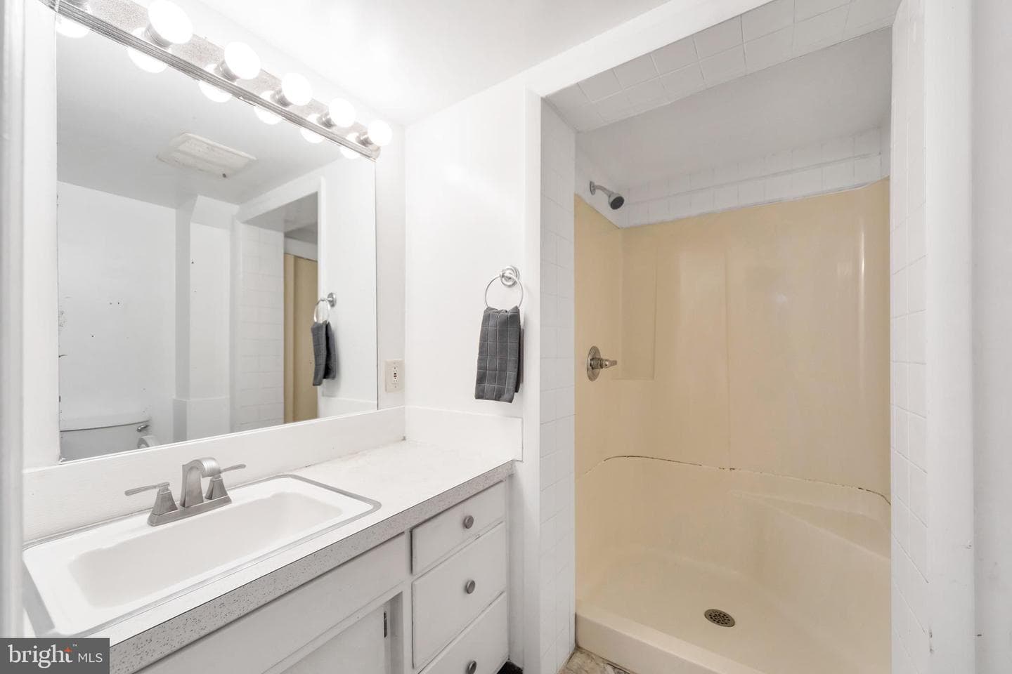 209 N York Street photo 14