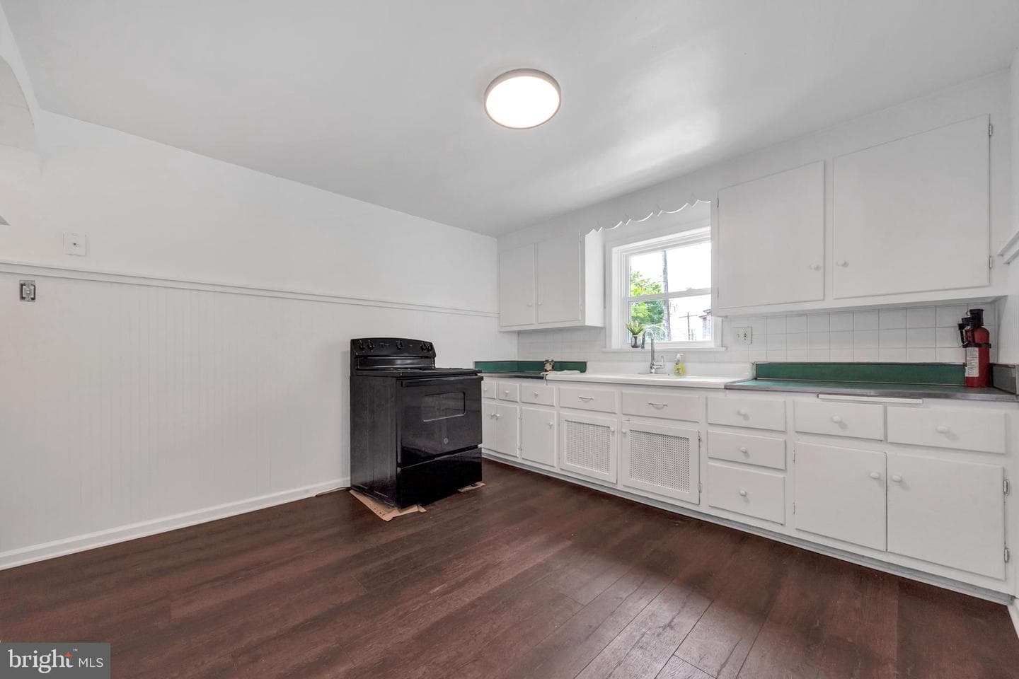 209 N York Street photo 17