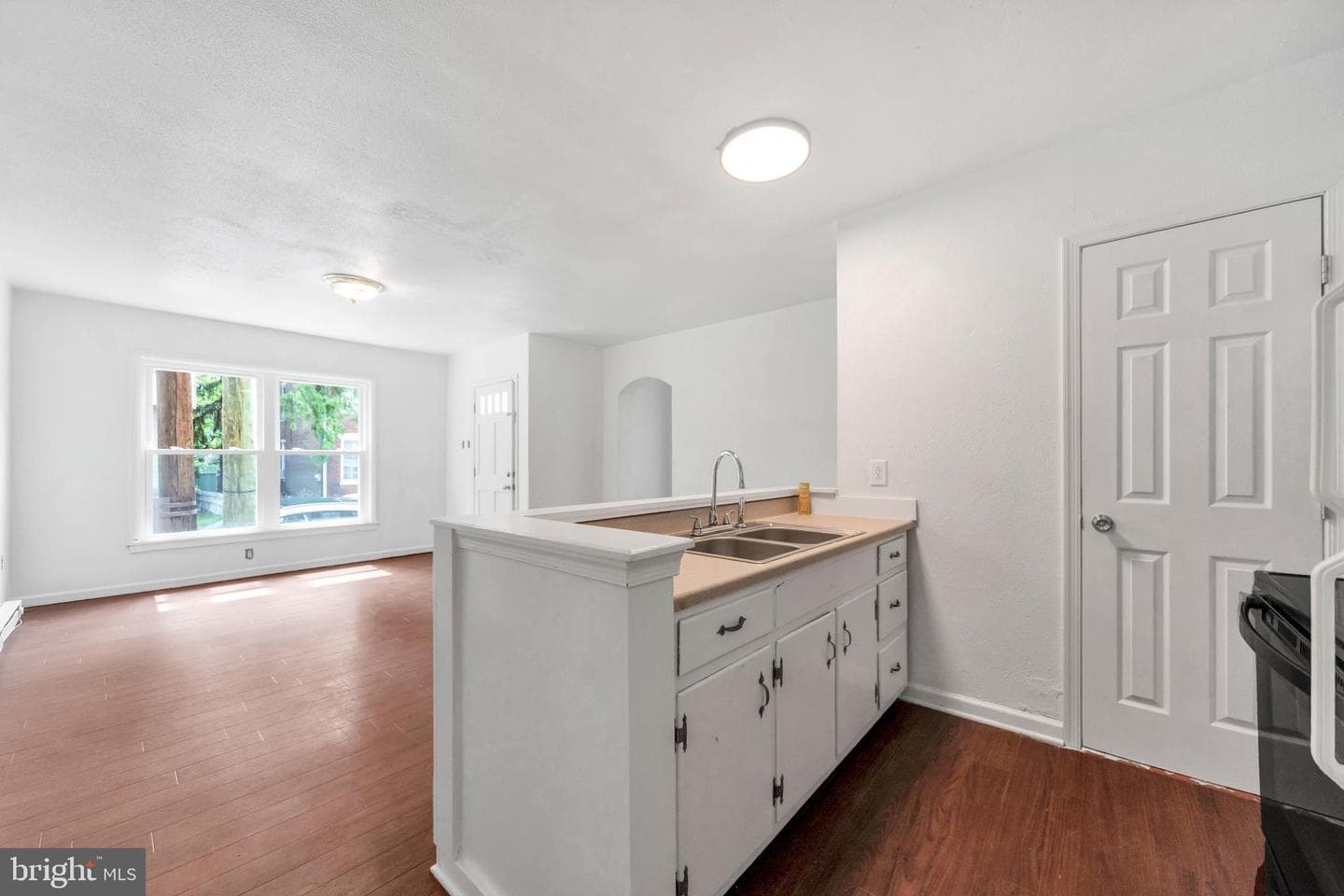 209 N York Street photo 7
