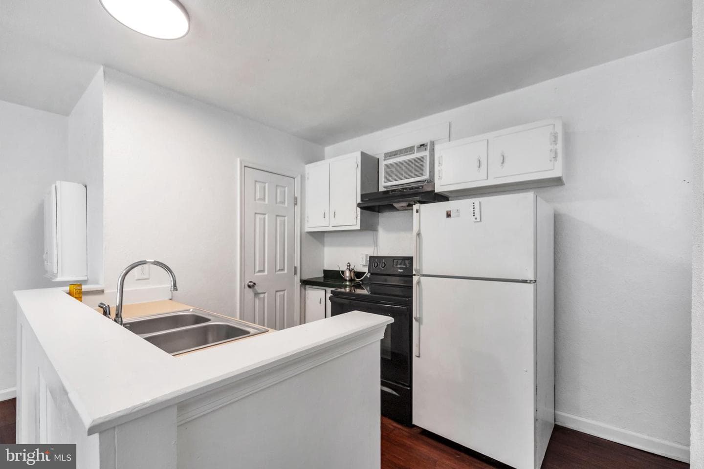 209 N York Street photo 8