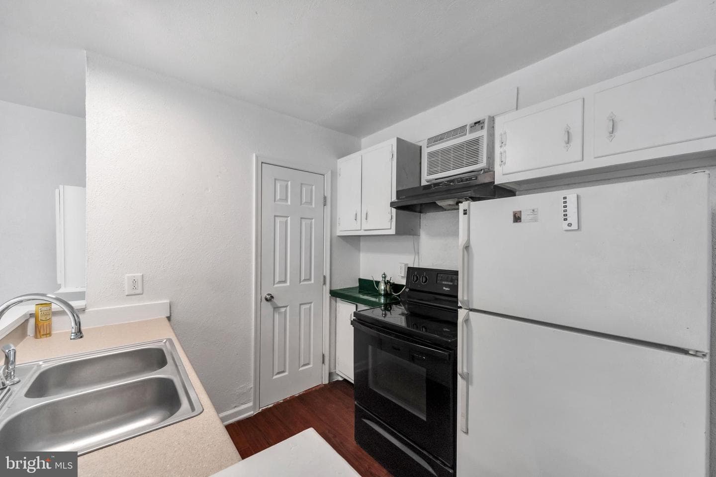 209 N York Street photo 9