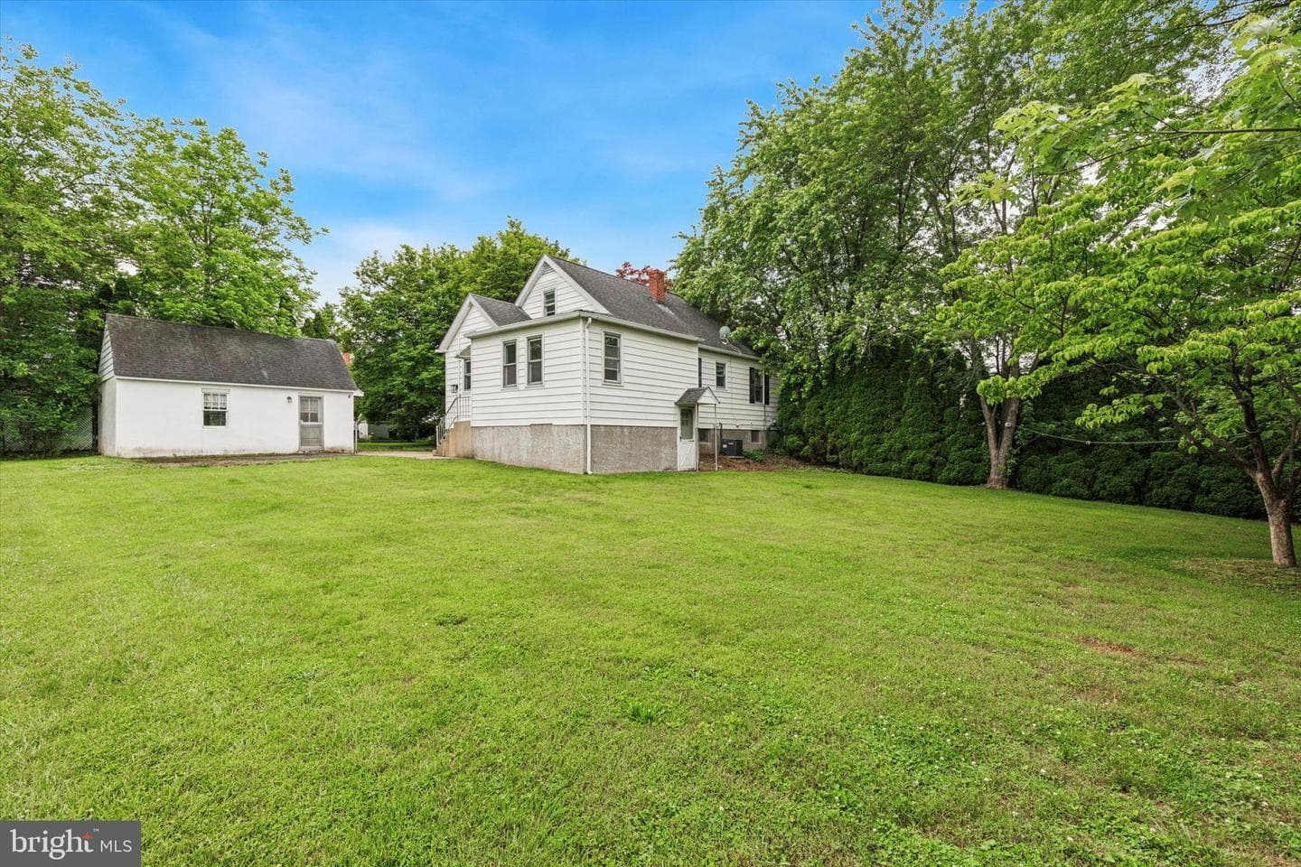 771 N Hills Avenue photo 24