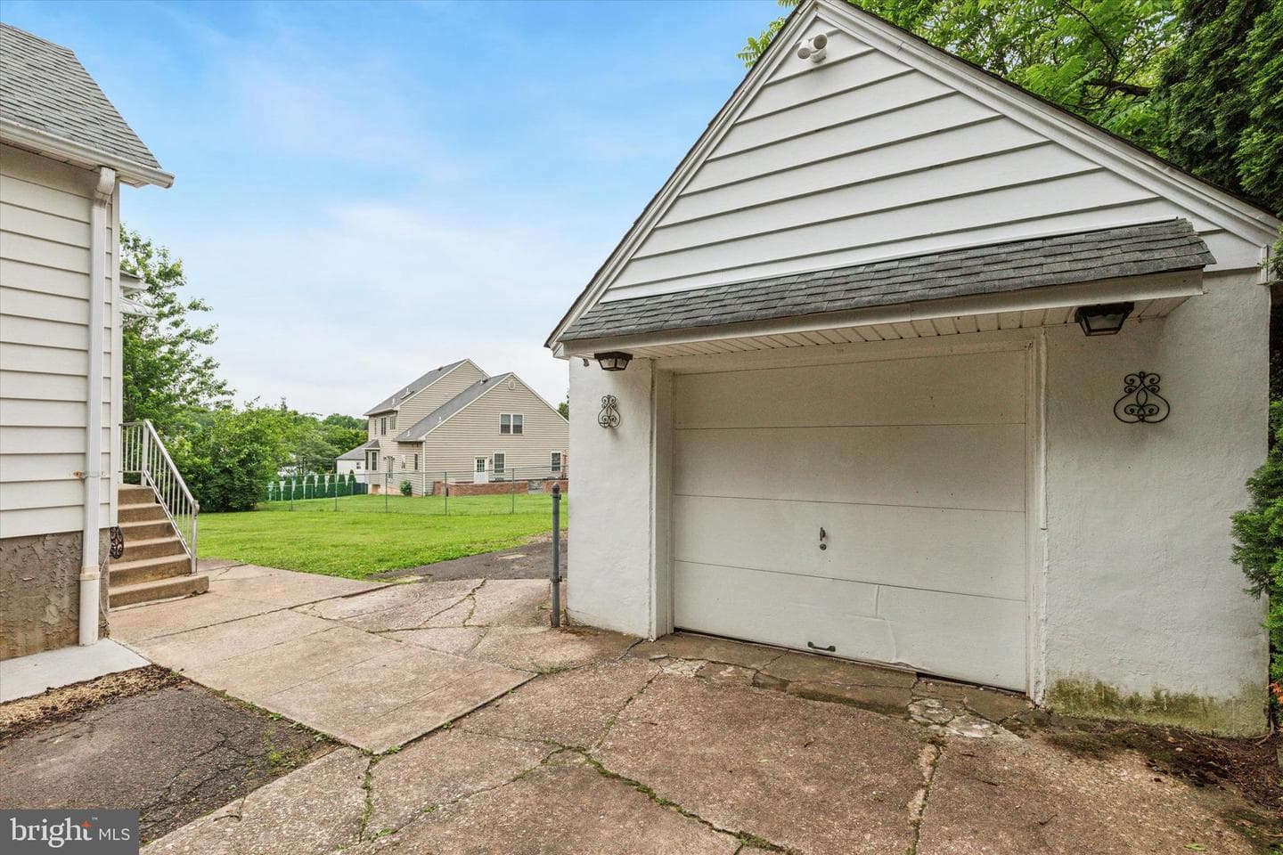 771 N Hills Avenue photo 25