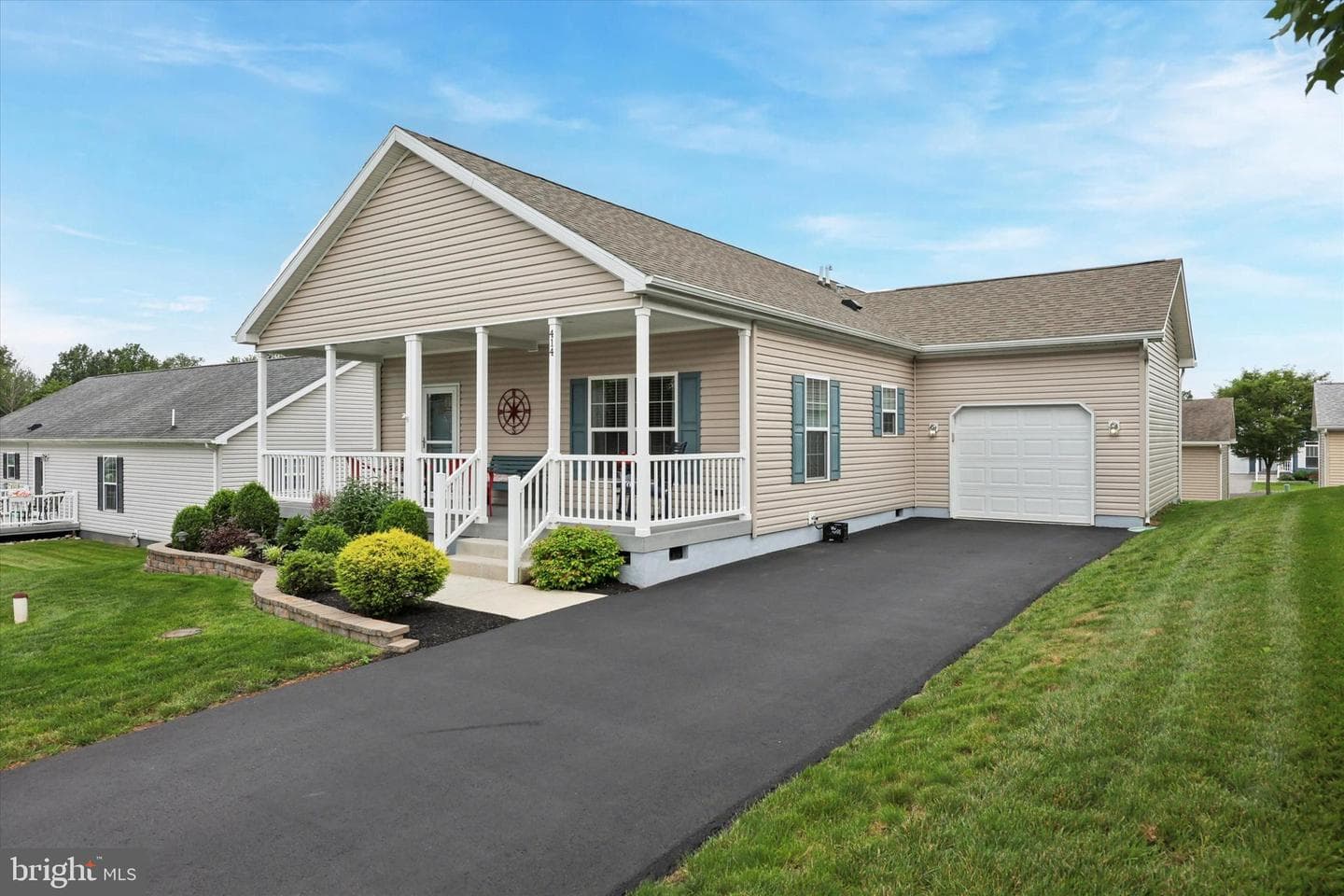 414 Honeysuckle Lane photo 1