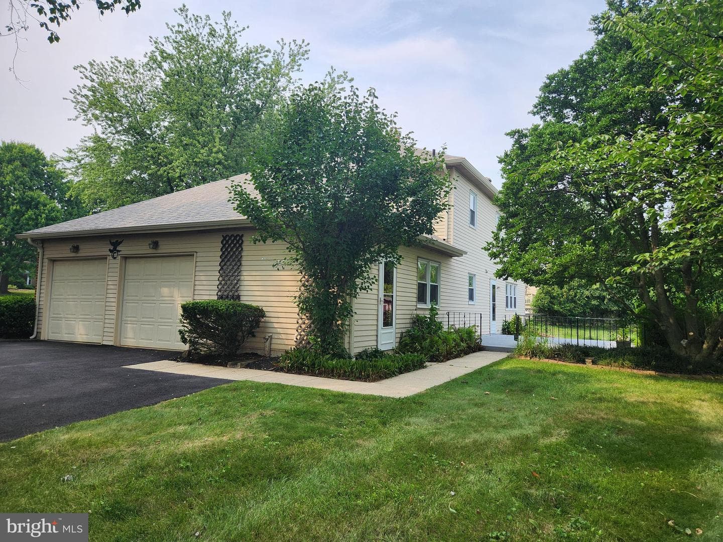1907 Armstrong Drive photo 4