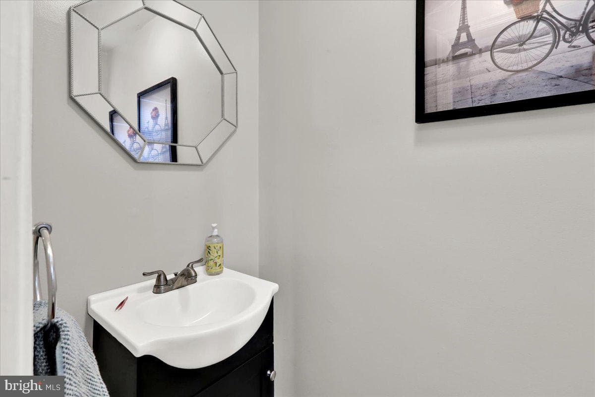 1048 Acorn Way photo 15