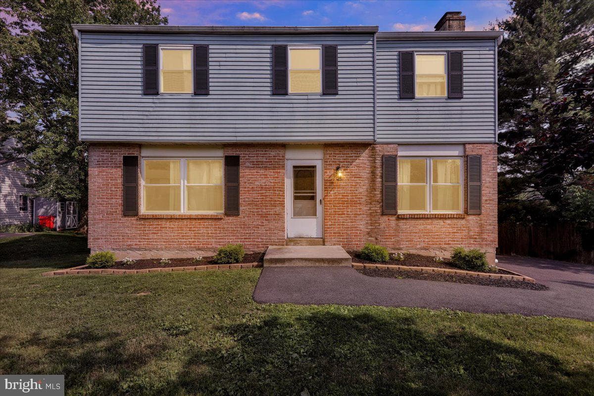 1048 Acorn Way photo 2
