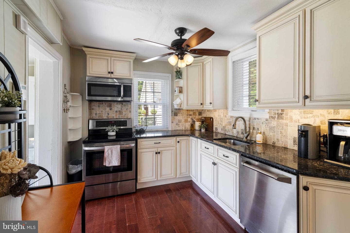 2300 Pioneer Road photo 10