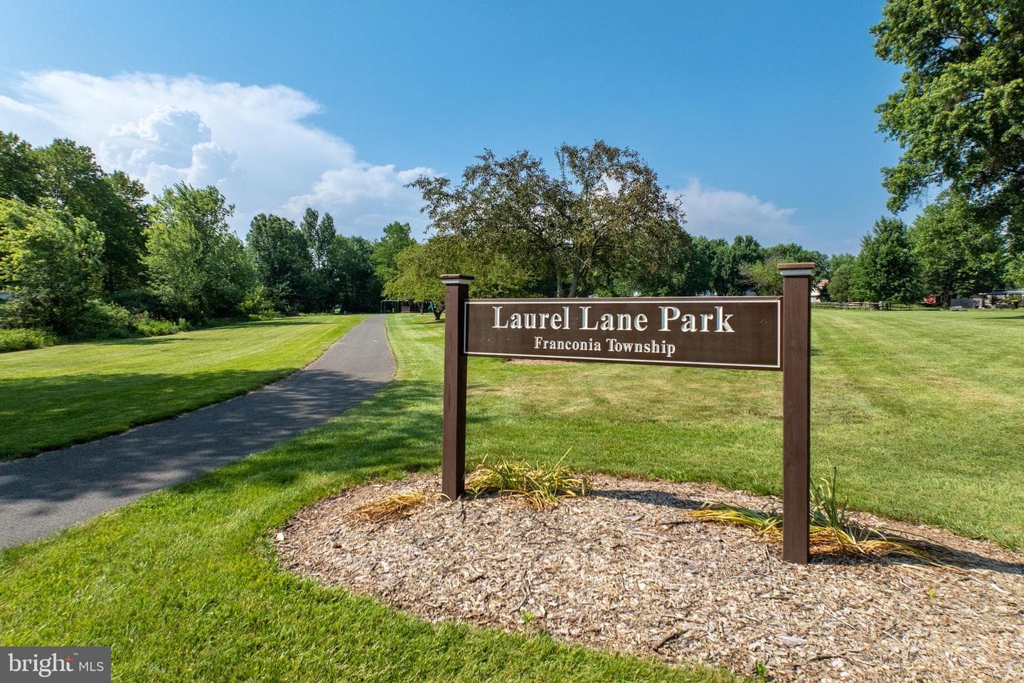 886 Laurel Lane photo 6