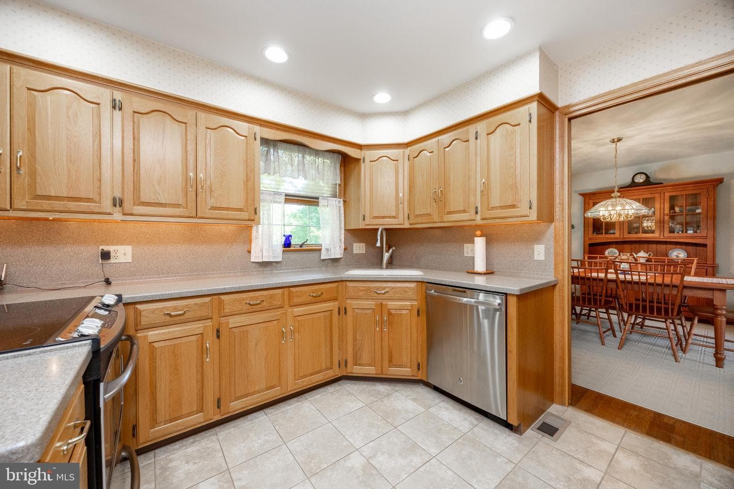 886 Laurel Lane photo 9