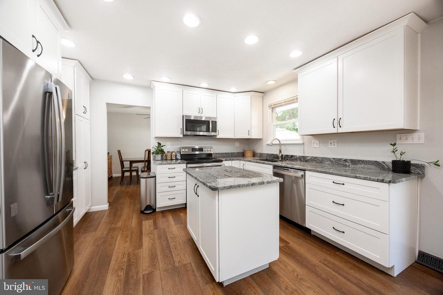 3763 Stoughton Road photo 12