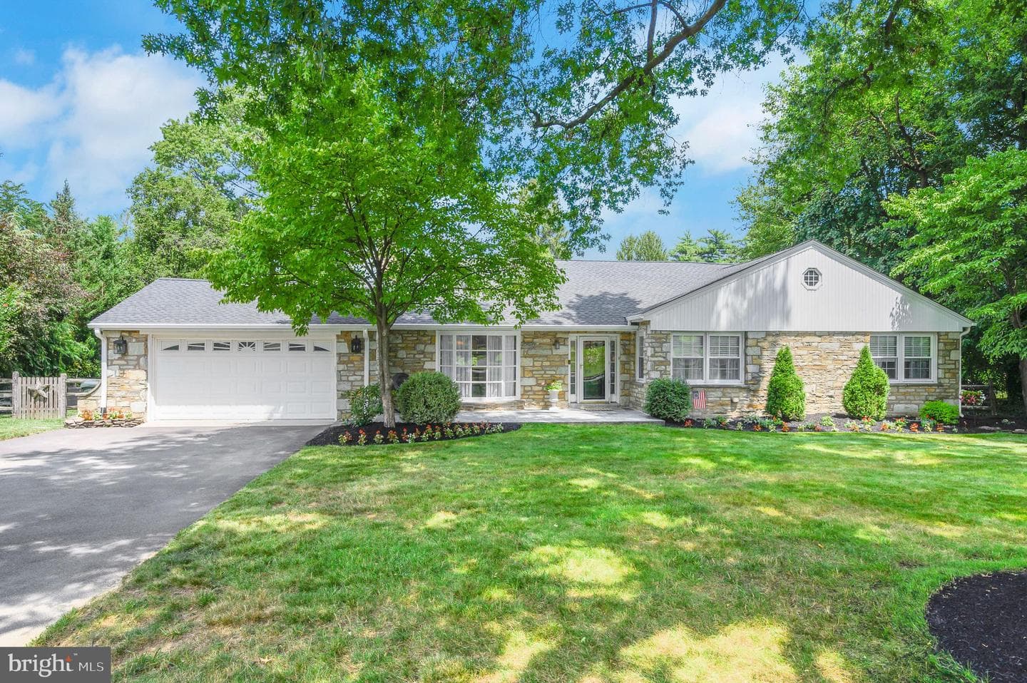 1350 King Road photo 2