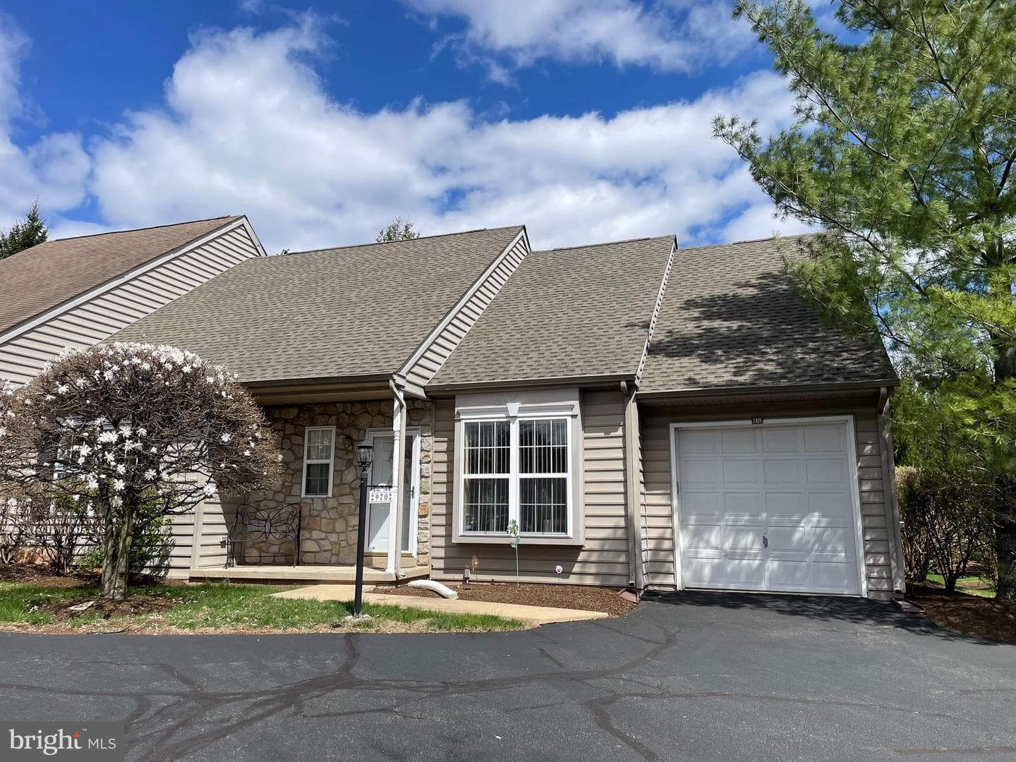 970 Independence Lane photo 2