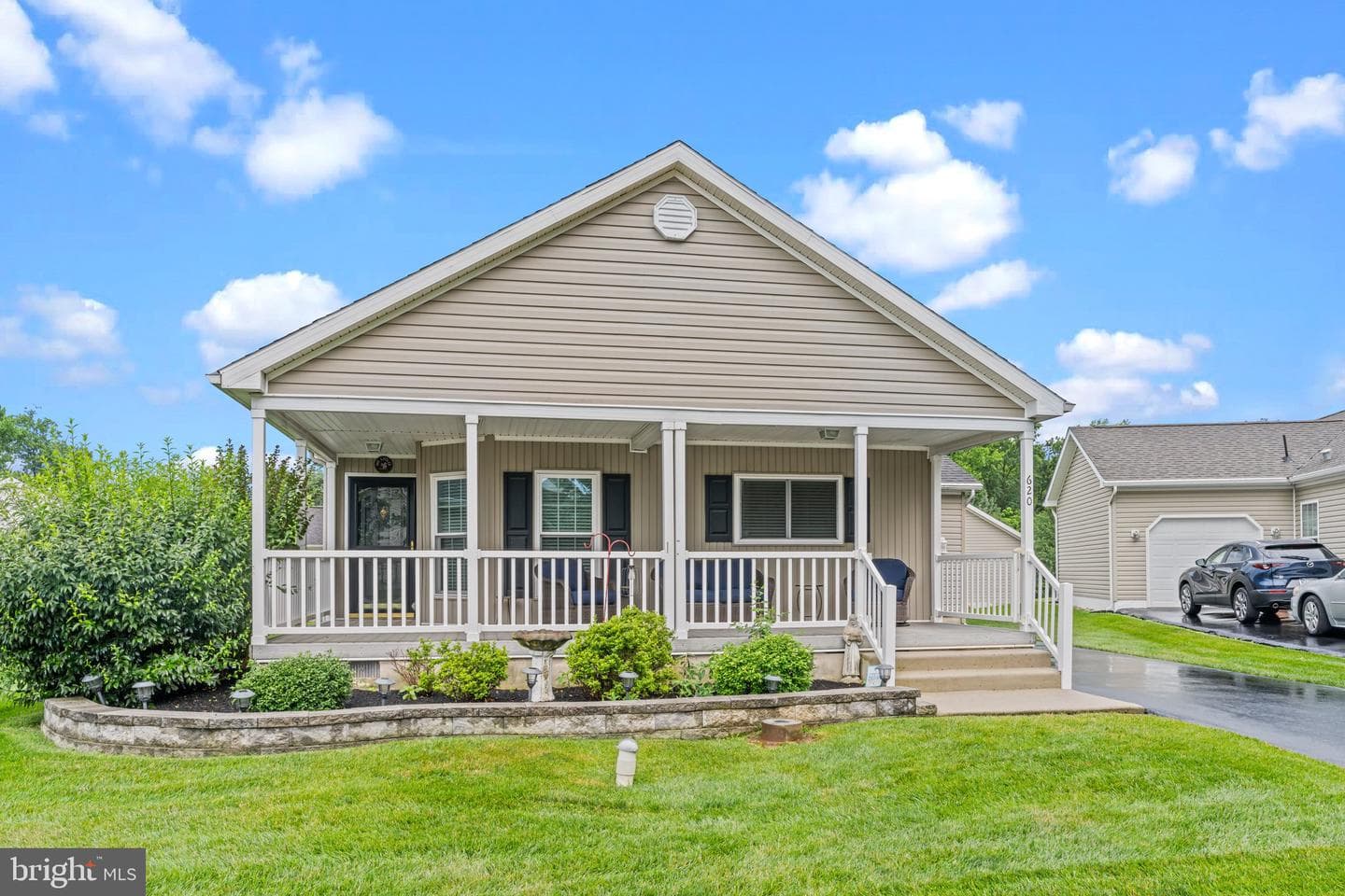 620 Eucalyptus Way photo 2