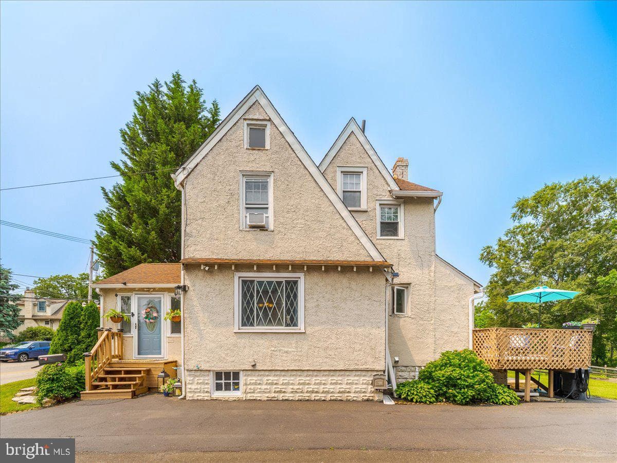 1086 Edge Hill Road photo 2