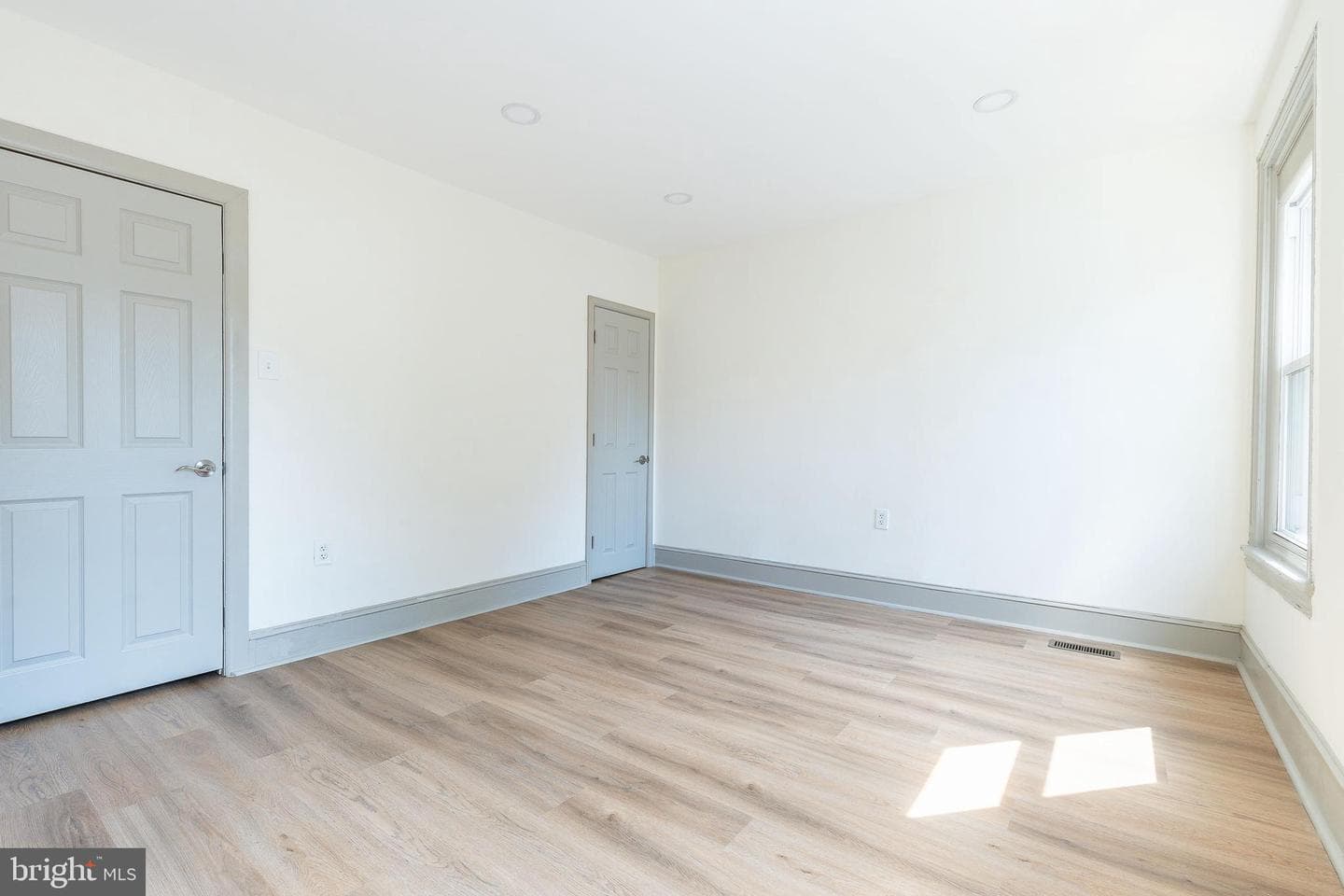 632 Chain Street photo 11