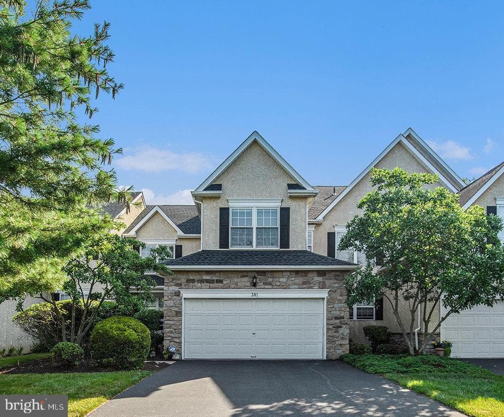 381 Dewsbury Place photo 1