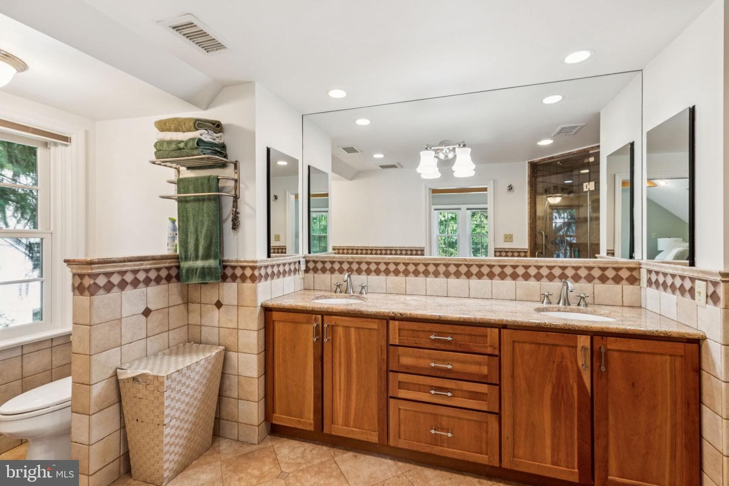744 Clarendon Road photo 23