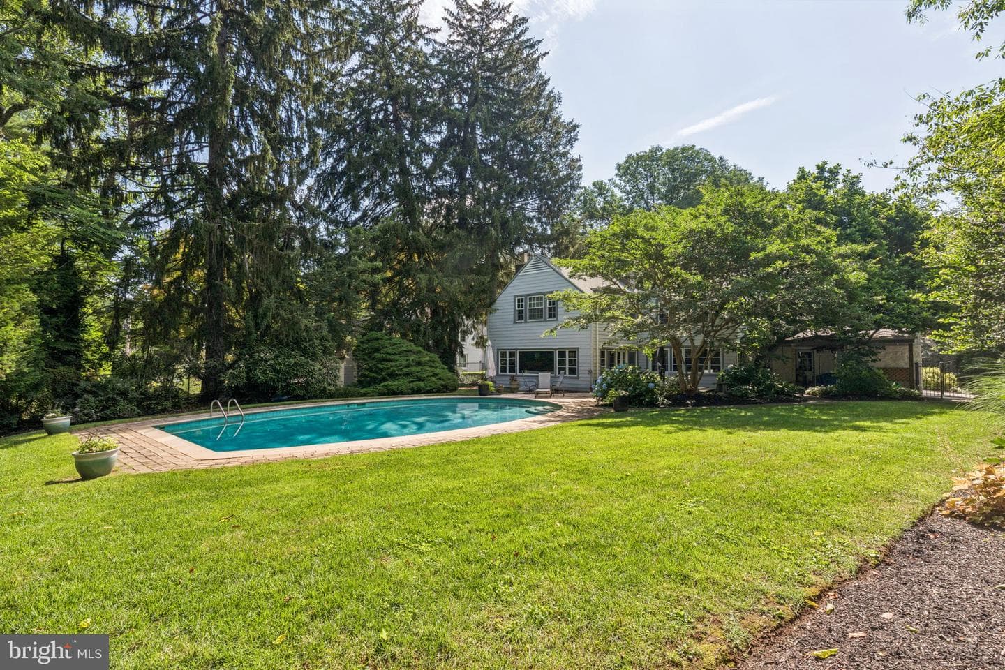 744 Clarendon Road photo 3