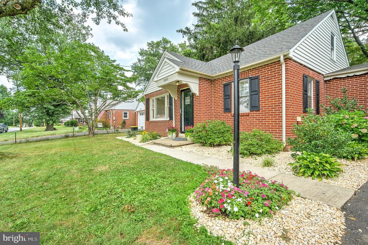 2031 Oak Avenue photo 1