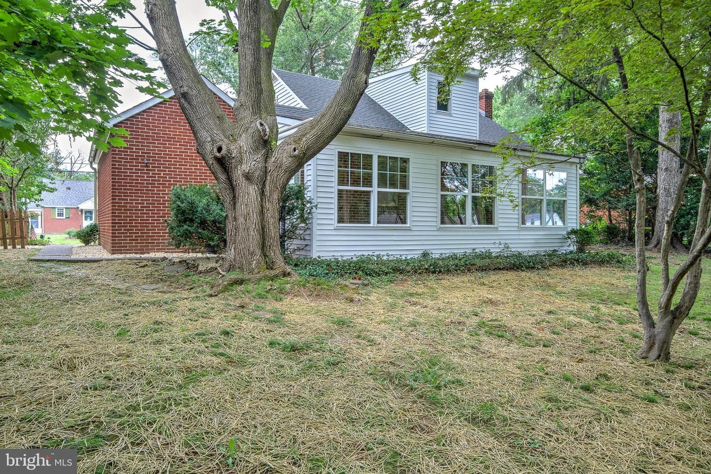 2031 Oak Avenue photo 2