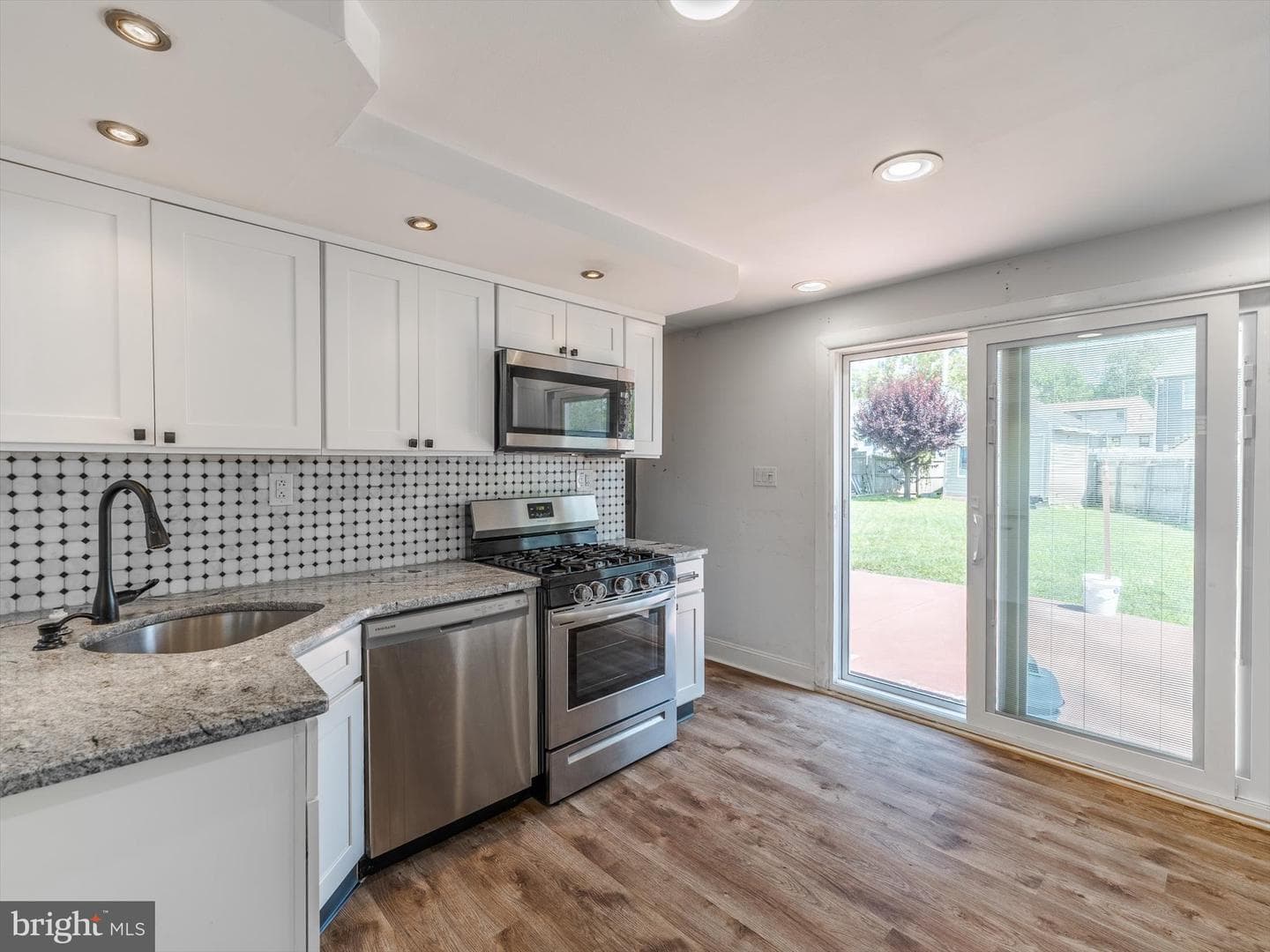 2817 Anzac Avenue photo 8