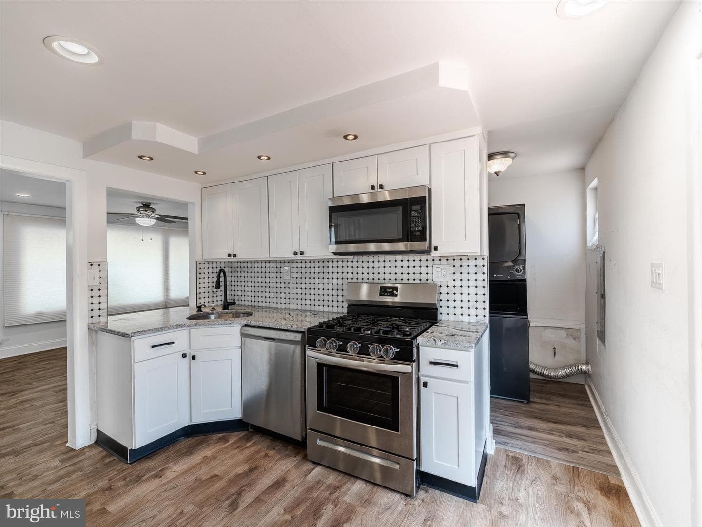 2817 Anzac Avenue photo 9