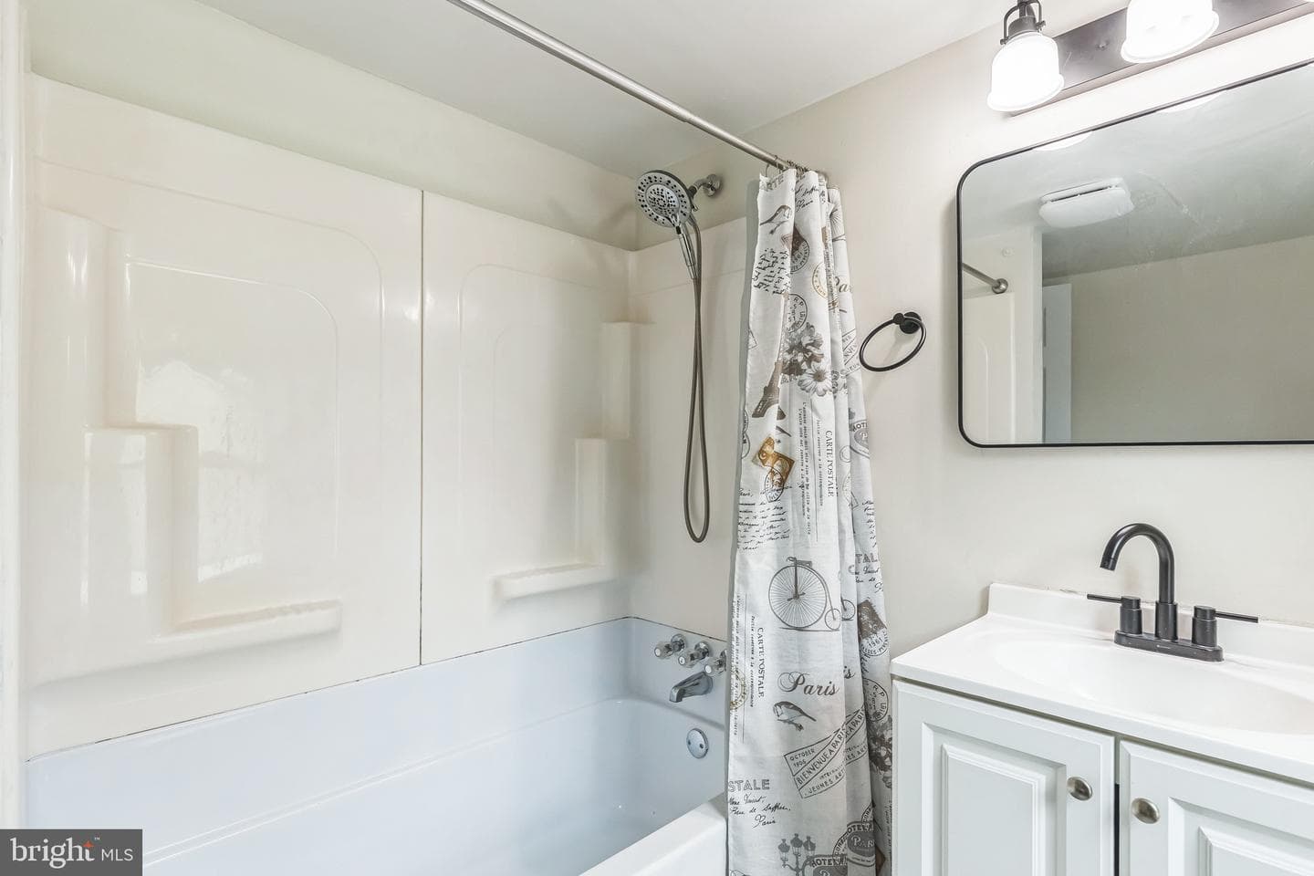 624 E Howard Street photo 10