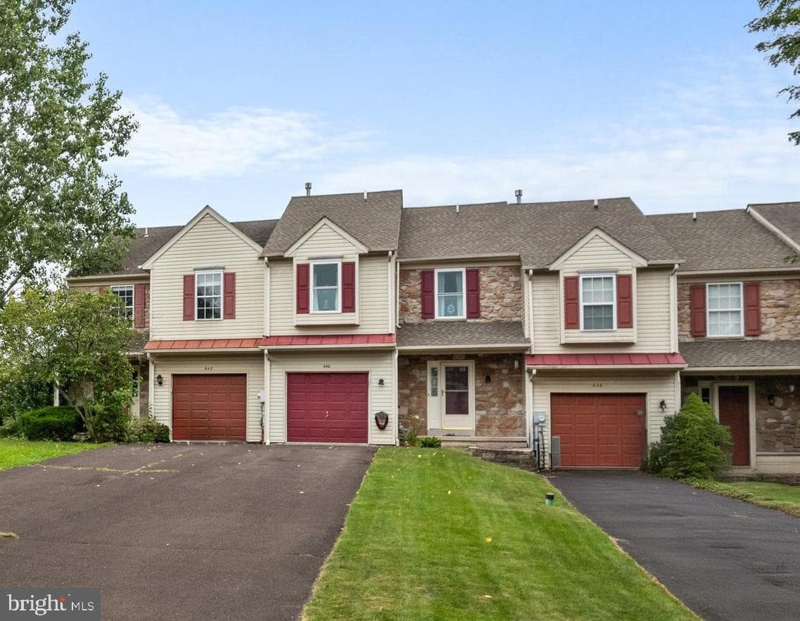 640 New Market Drive photo 2