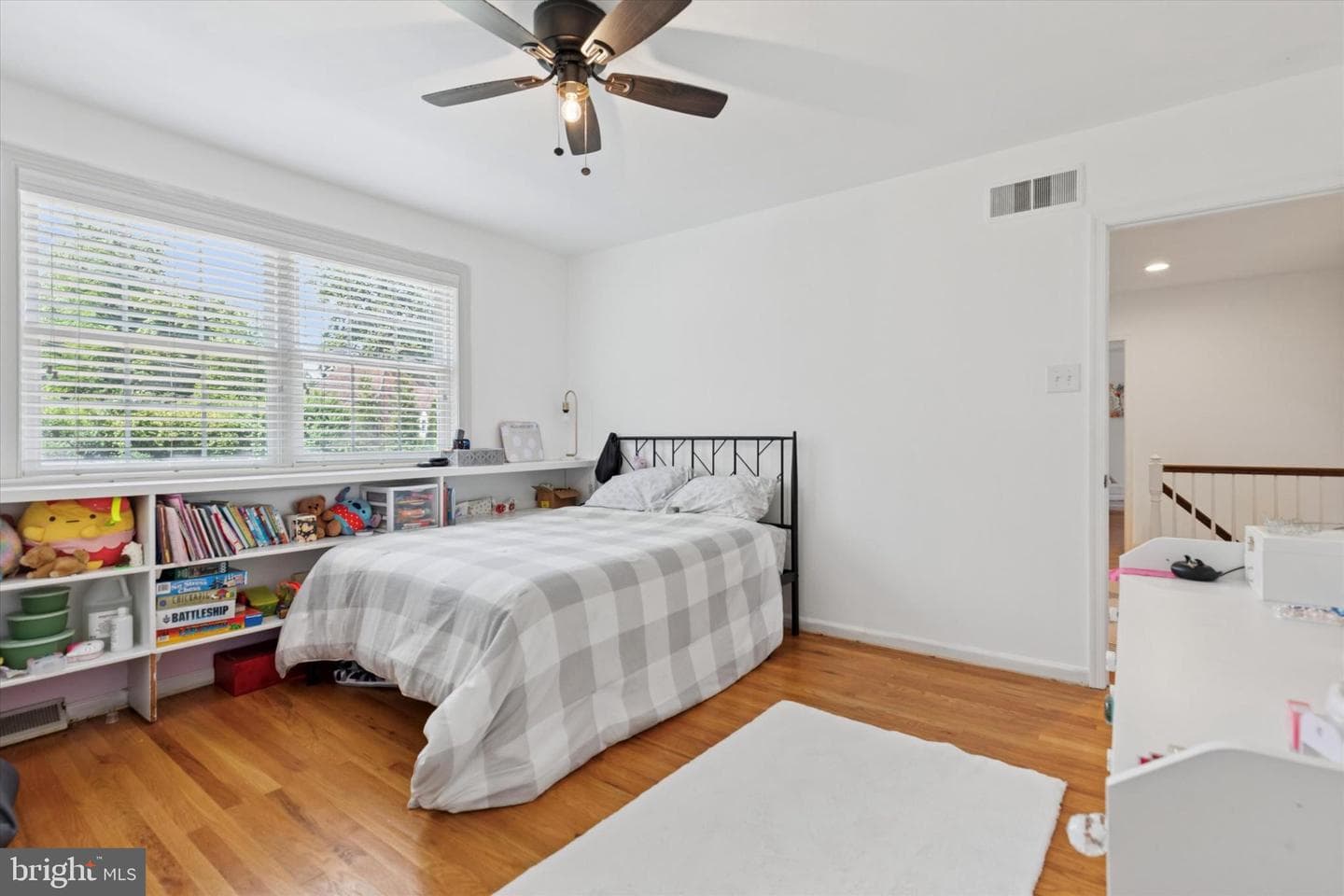 7810 Cobden Road photo 24