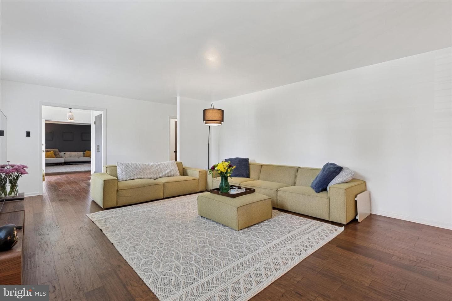 7810 Cobden Road photo 7