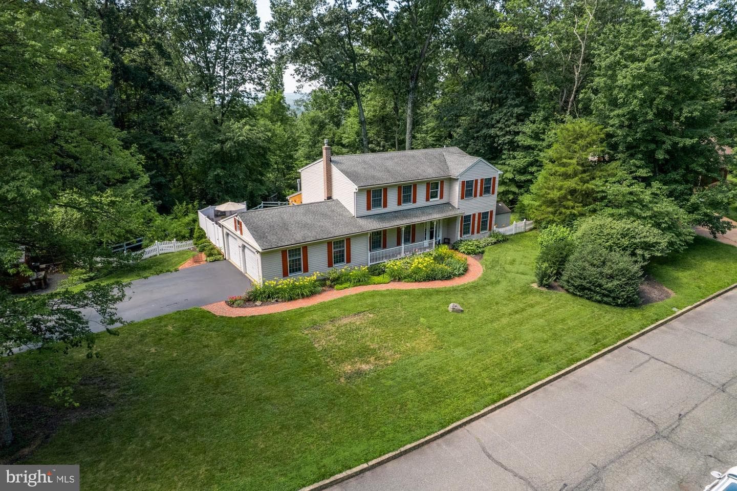 1532 Briarwood Lane photo 4
