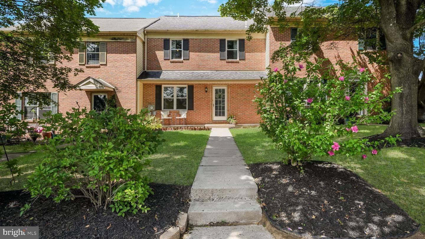 212 Laureen Road photo 2