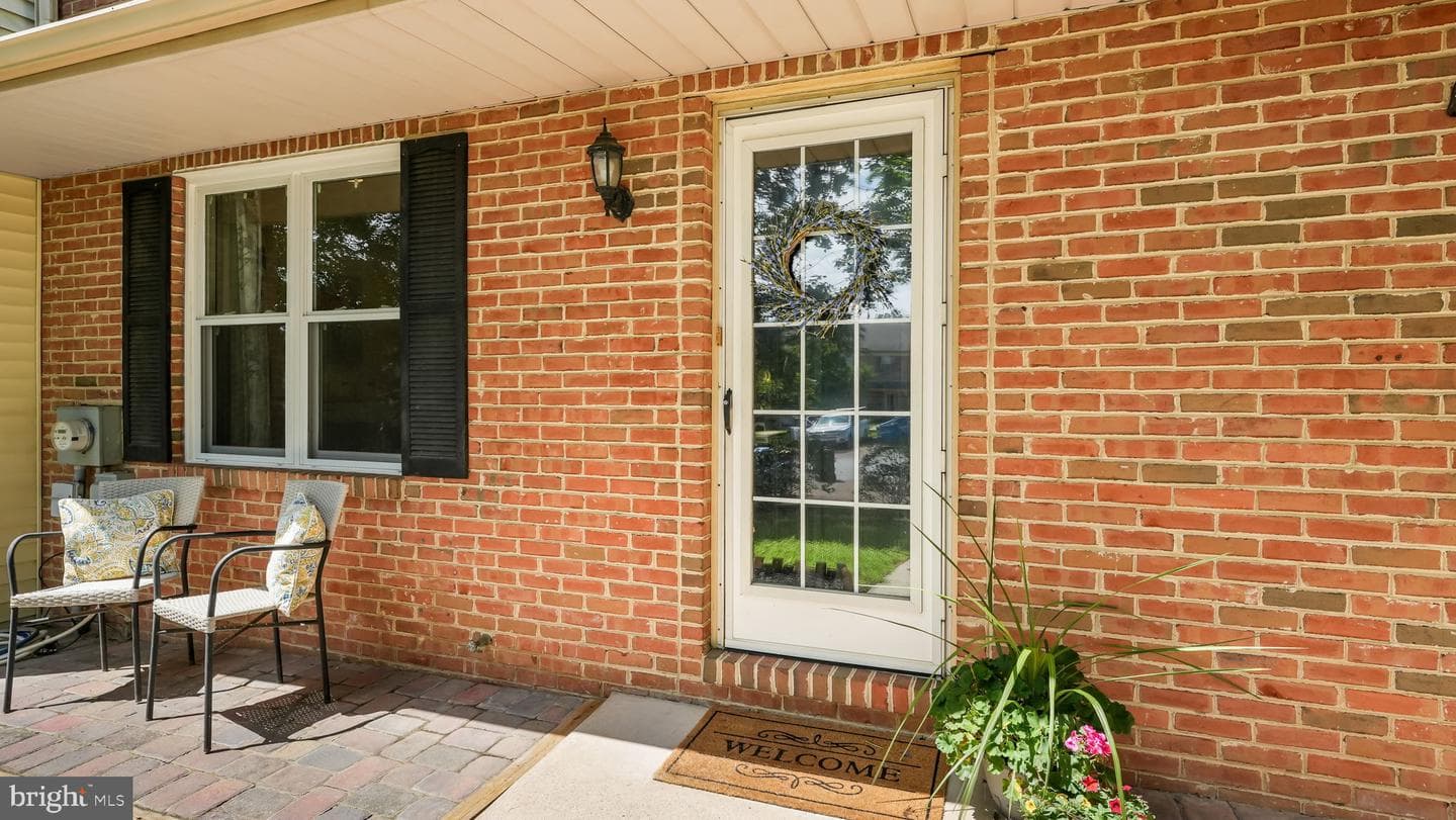 212 Laureen Road photo 3