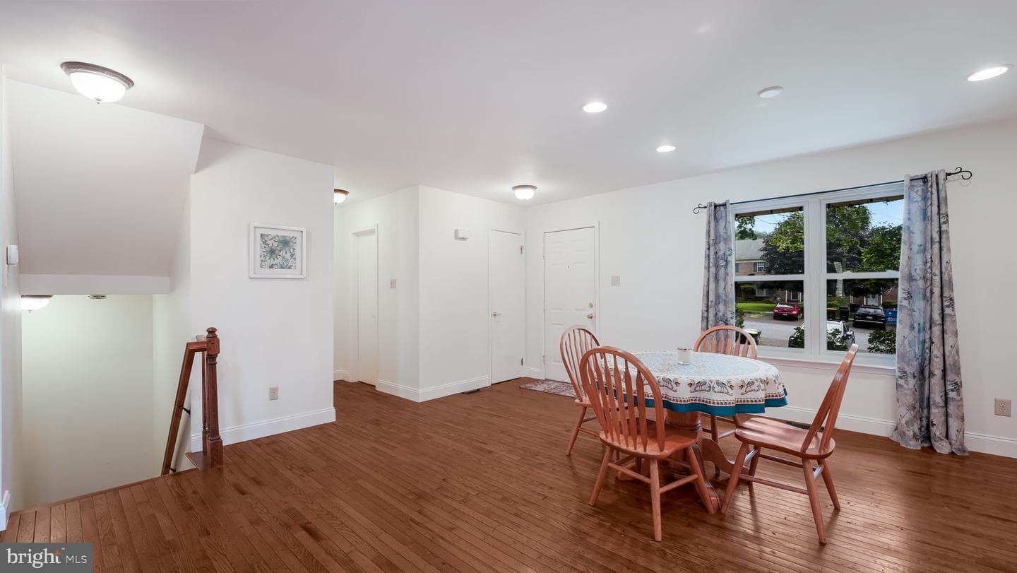 212 Laureen Road photo 4