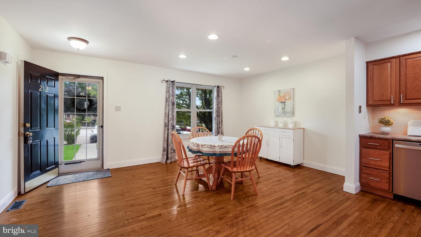 212 Laureen Road photo 5