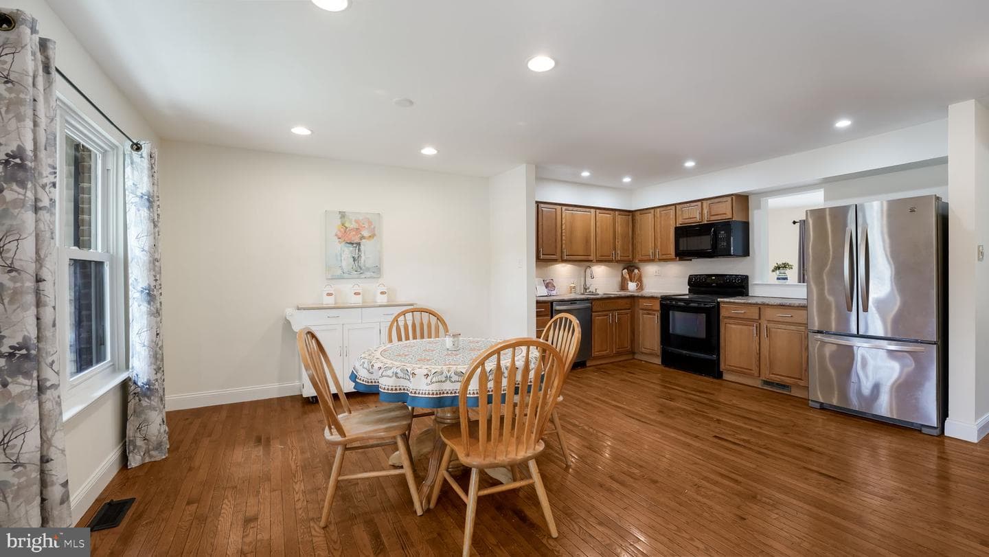 212 Laureen Road photo 6