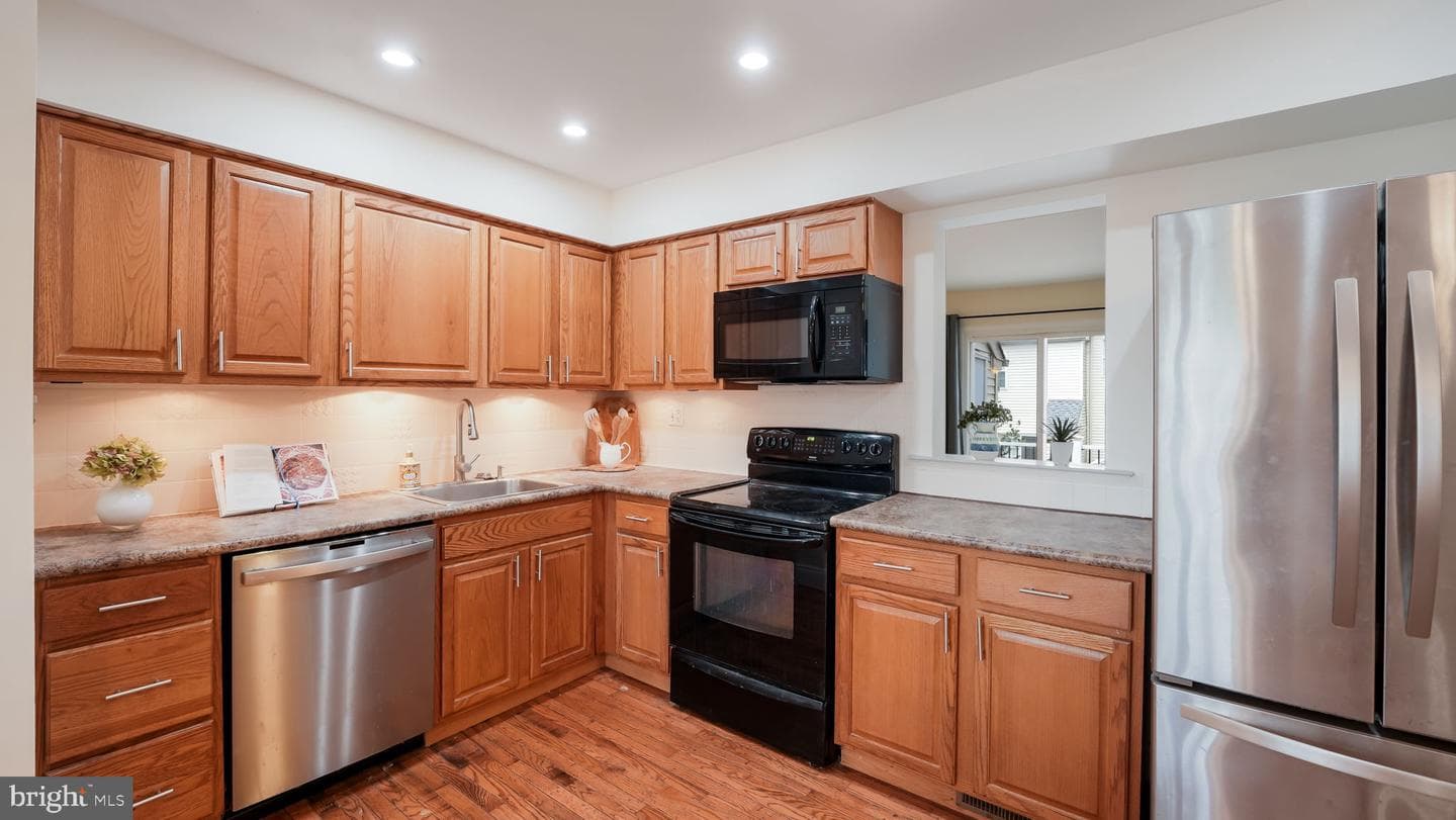 212 Laureen Road photo 8