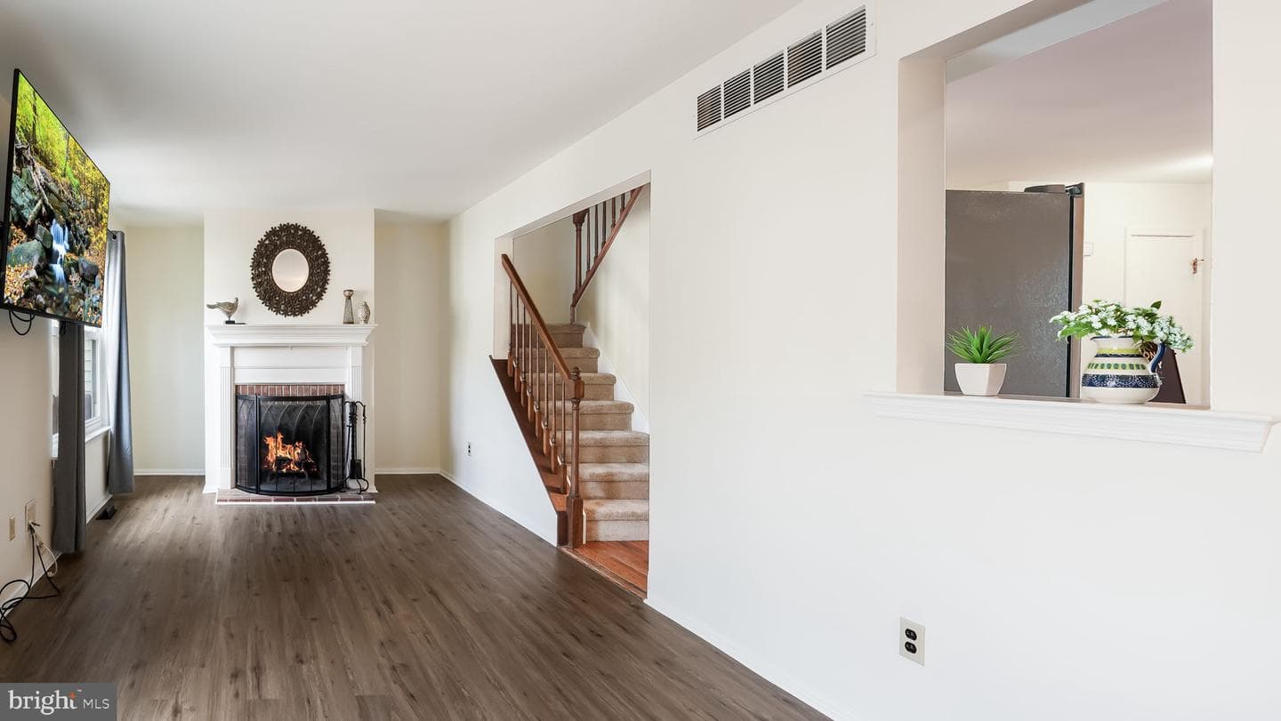 212 Laureen Road photo 9