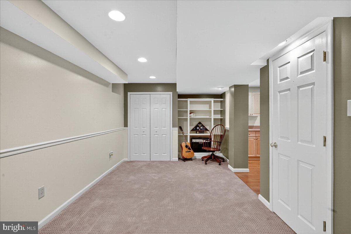 111 Canterbury Lane photo 28